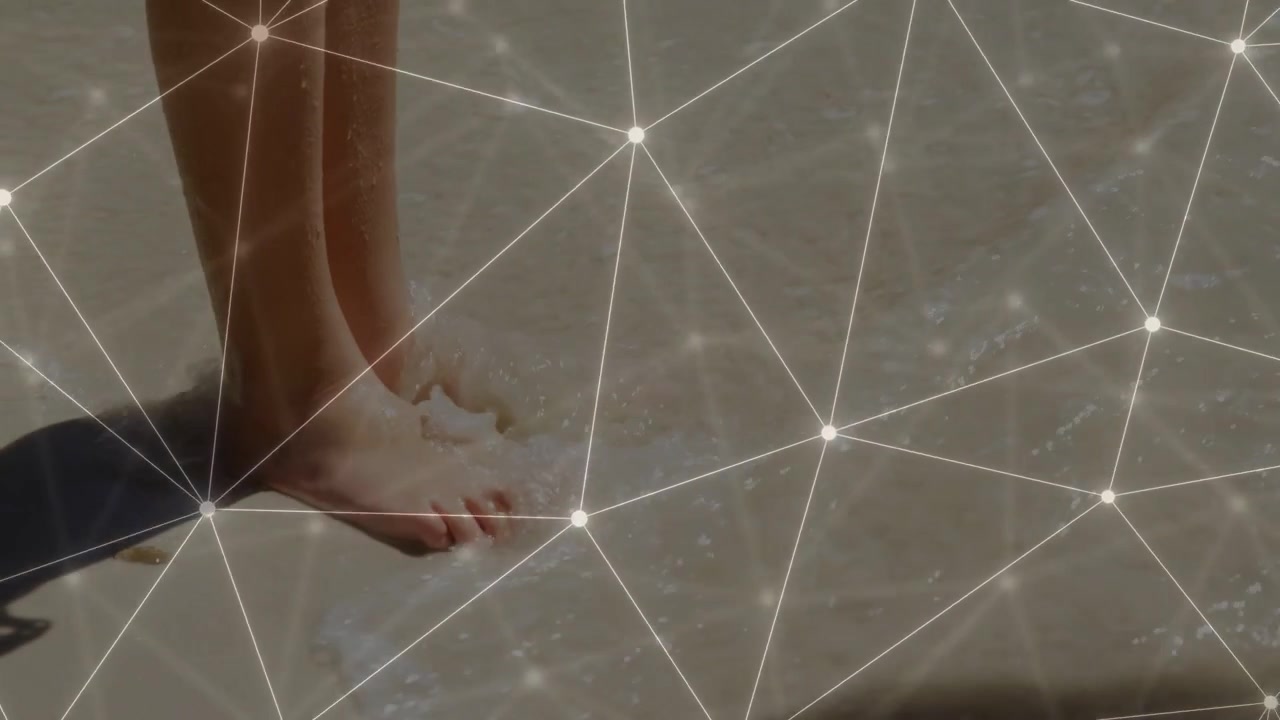 Mädchen steht am Ufer, während ankommende Wellen die Zehen benetzen, Technologie-Overlay zeichnet die Brandung über den Füßen nach.