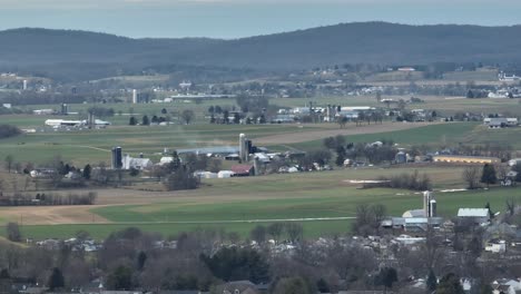 Rolling-hills-with-farms-in-Pennsylvania-during-winter