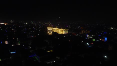 Una-Foto-De-Un-Dron-Del-Famoso-Gurdwara-Bal-Leela-Maini-Sangat-En-Patna-Sahib,-Suburbio-De-Patna,-En-Una-Calle-Estrecha-Cerca-De-Takht-Sri-Harmandir-Sahib,-Marca-La-Casa-Donde-Vivió-El-Rey-Fateh-Chand-Maini