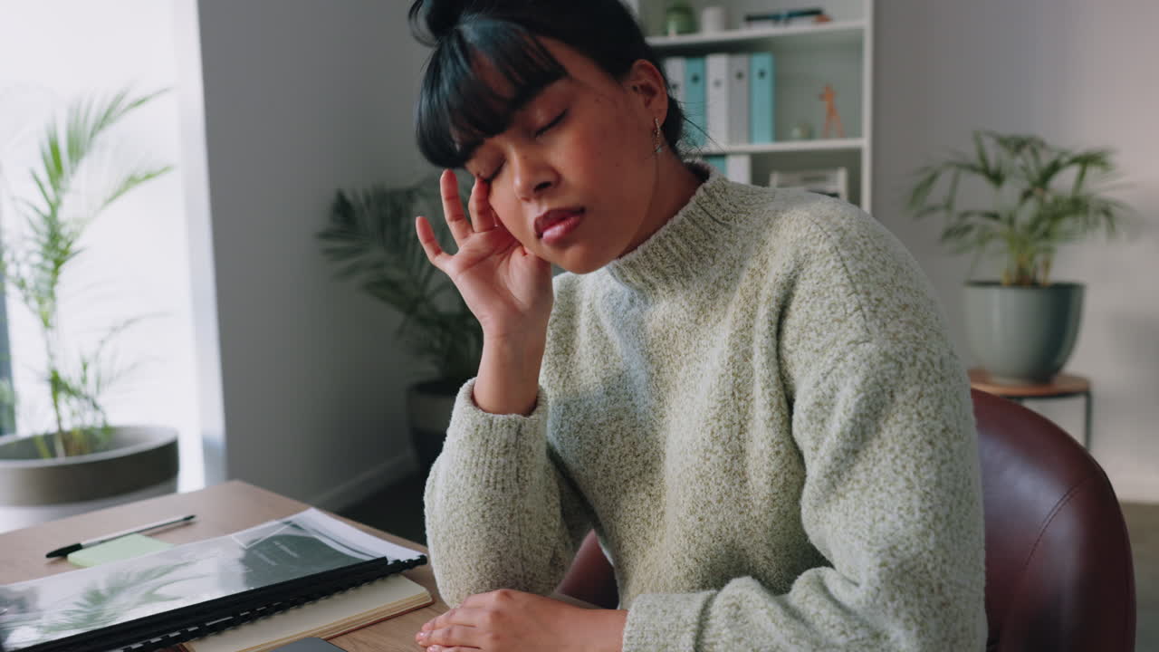 직장에서 피곤한 여자