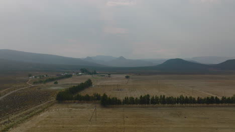 Vista-De-ángulo-Alto-De-Casas-Residenciales-O-De-Vacaciones-En-Un-Barrio-De-Lujo-Junto-Al-Mar.-Incline-Hacia-Arriba-La-Revelación-De-La-Increíble-Cordillera.-Ciudad-Del-Cabo,-Sudáfrica