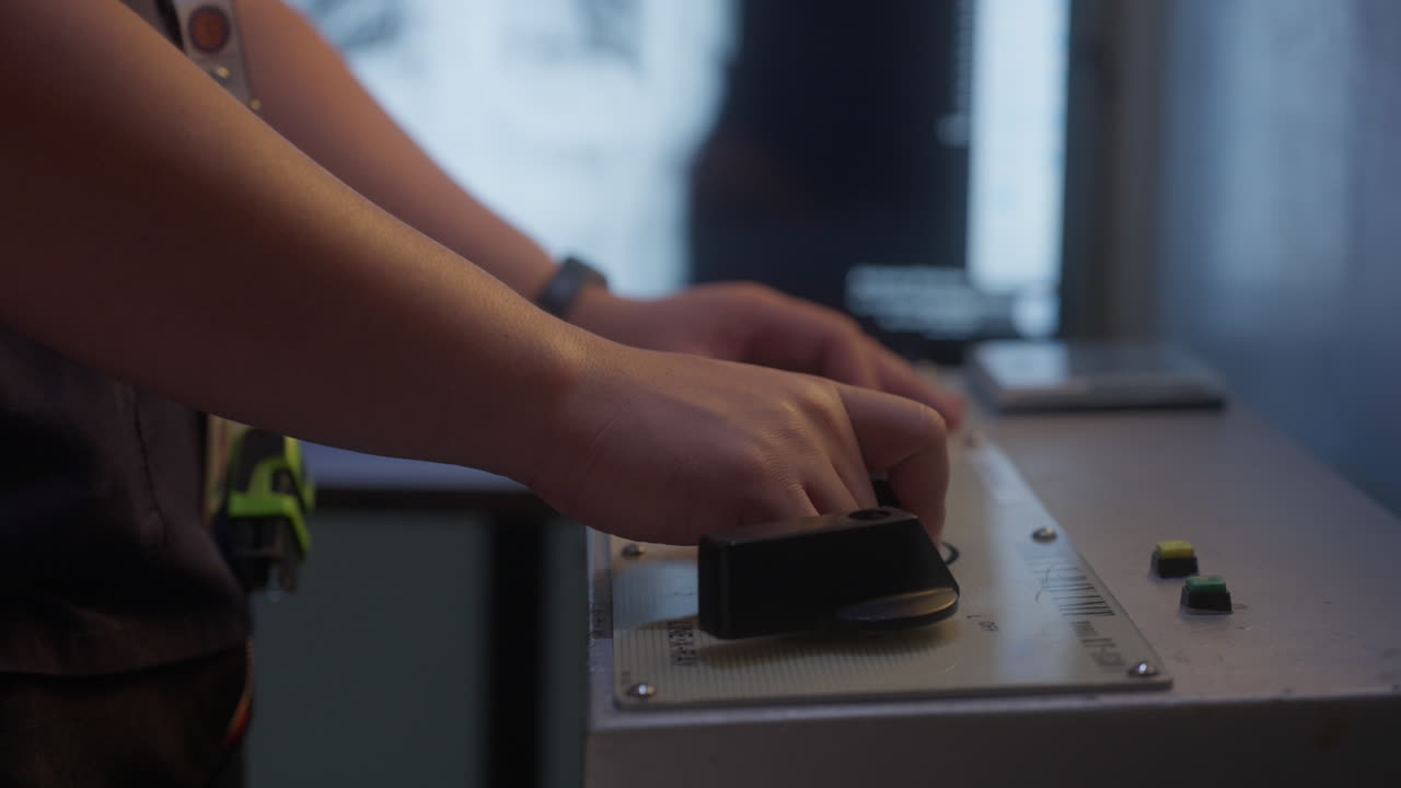 방사선 기술자가 실험실에서  ⁇ 스레이 기계를 작동하는 손