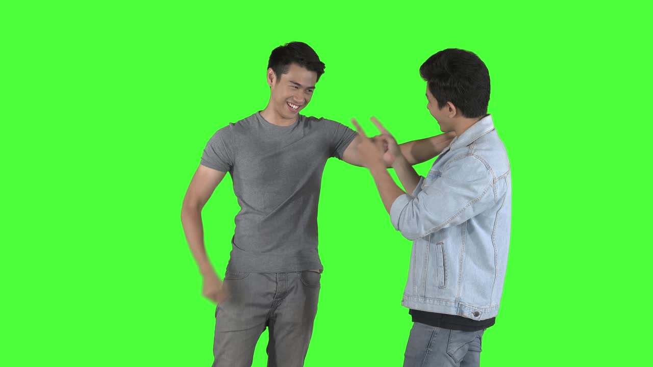 두 젊은 남자가 스튜디오에서 대화하는 동안 만난다.