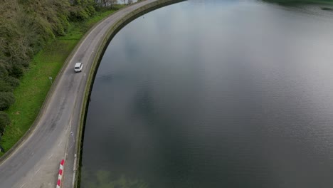 Vista-Aérea-De-Una-Camioneta-Blanca-Con-Turistas-Explora-El-Lago-Sete-Cidades-En-Las-Azores.