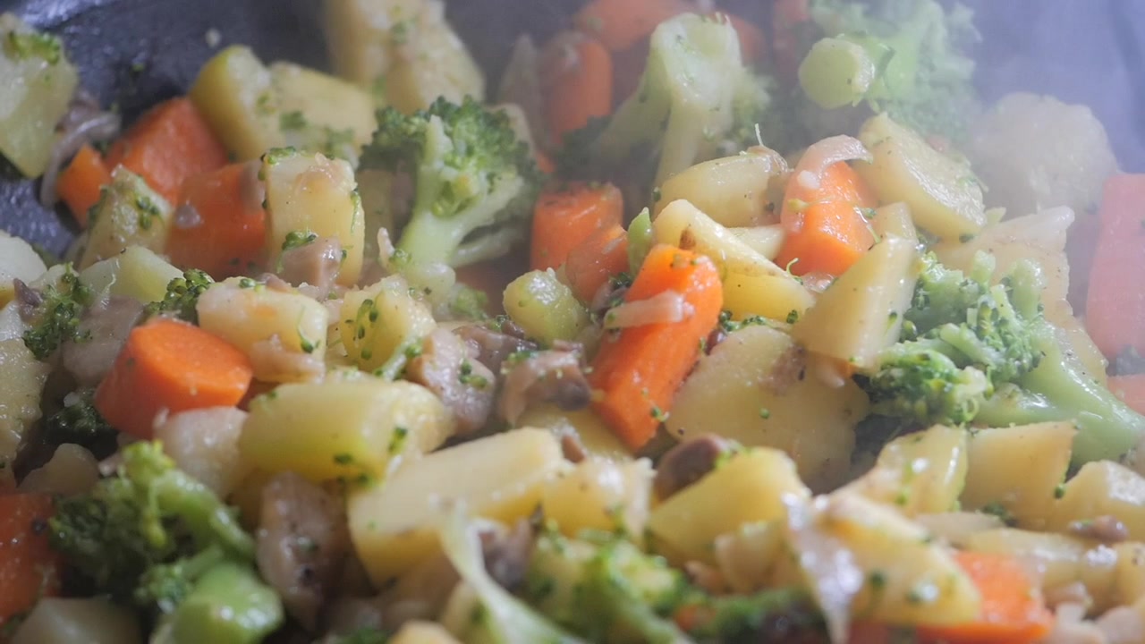 Saltare in padella verdure fresche in una padella calda