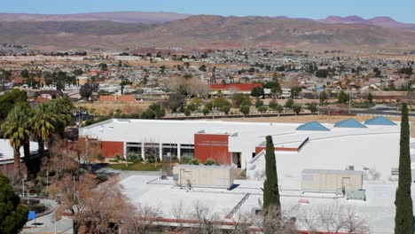 colegio comunitario de california rodeado de palmeras verdes, todavía