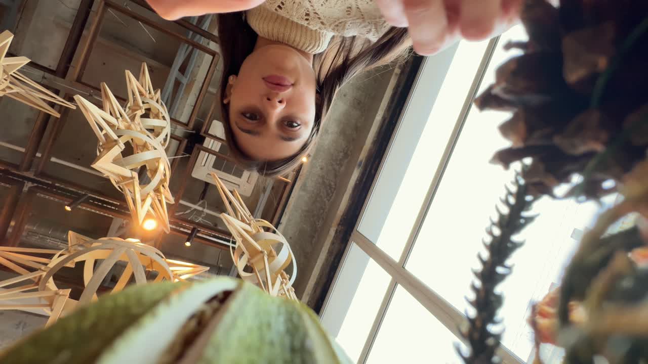 mujer mirando hacia arriba en un interior de café único