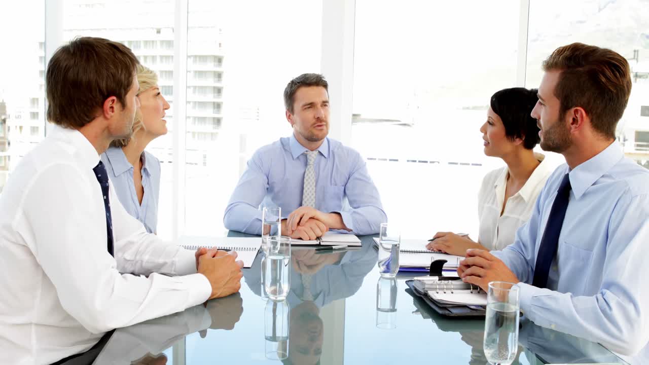 gente de negocios escuchando al gerente durante la reunión
