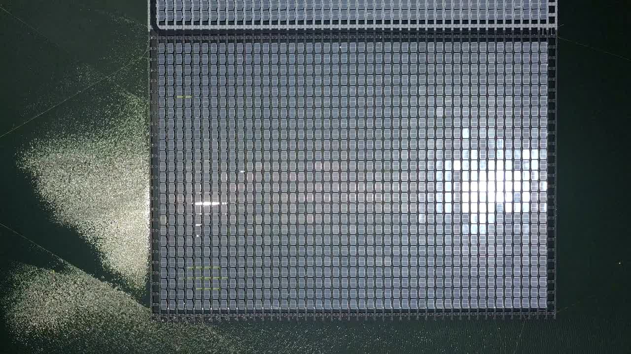 산업단지에서 물 위에 떠다니는 태양광 농장 또는 태양광 패널의 공중 사진.