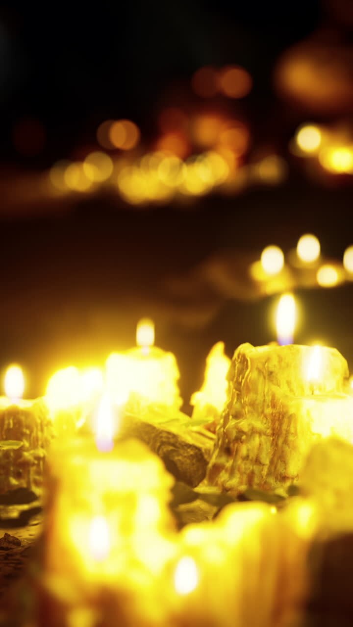 Primo piano di candele che bruciano al buio