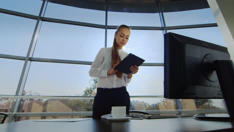 Eine-Frau-In-Einem-Geschäftsknochen-Arbeitet-In-Einem-Geräumigen-Büro