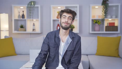 hombre haciendo un gesto positivo a la cámara.