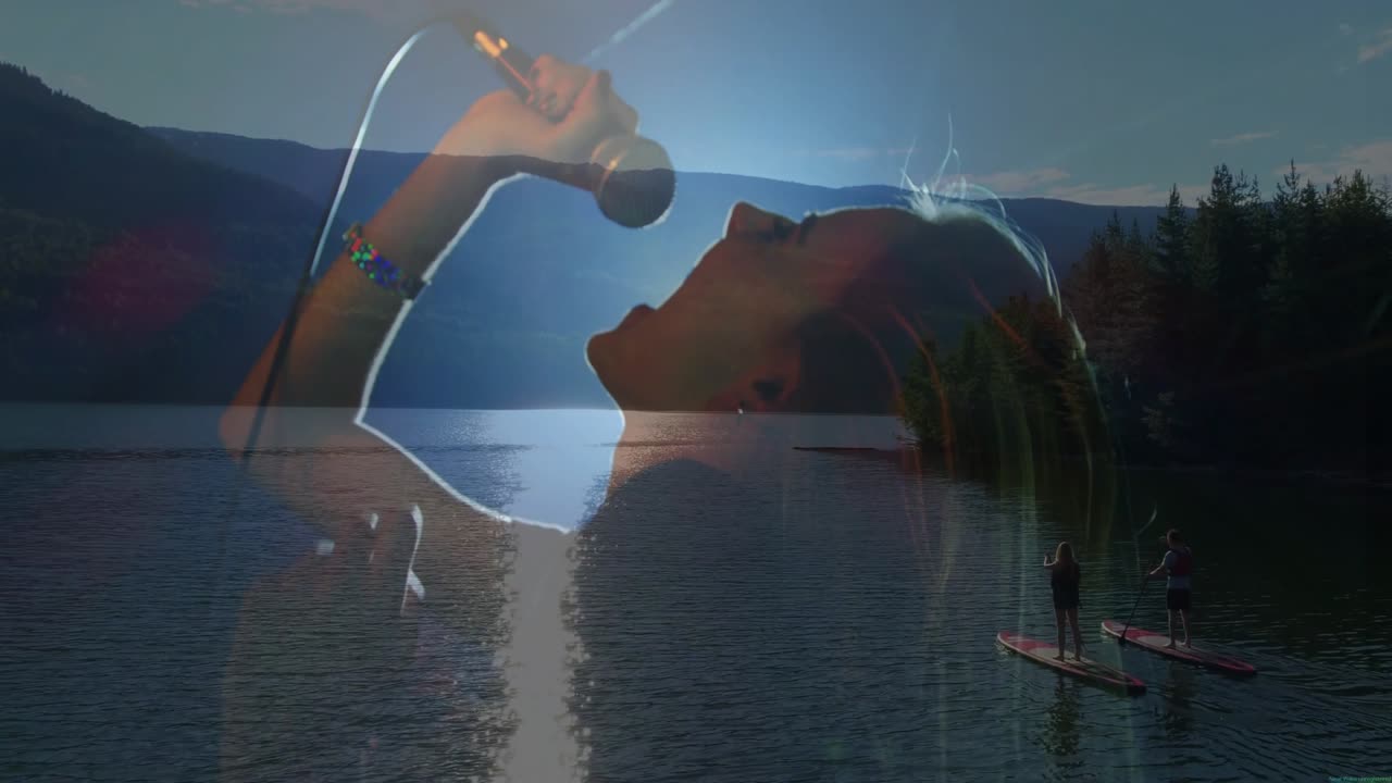 Marketing musical com a silhueta de uma cantora segurando um microfone sobre um lago, enquanto remadores deslizam.