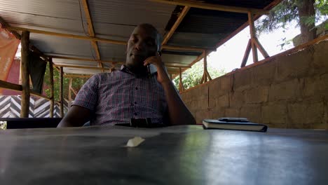 lectura masculina africana estresada durante la corona