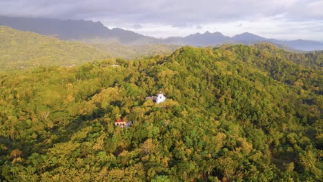 Toma-Aérea-De-Establecimiento-De-La-Iglesia-Gereja-Ayam-En-La-Colina-Verde-De-Rhema-Durante-La-Puesta-De-Sol-En-Indonesia---Toma-De-Drones-En-Aumento