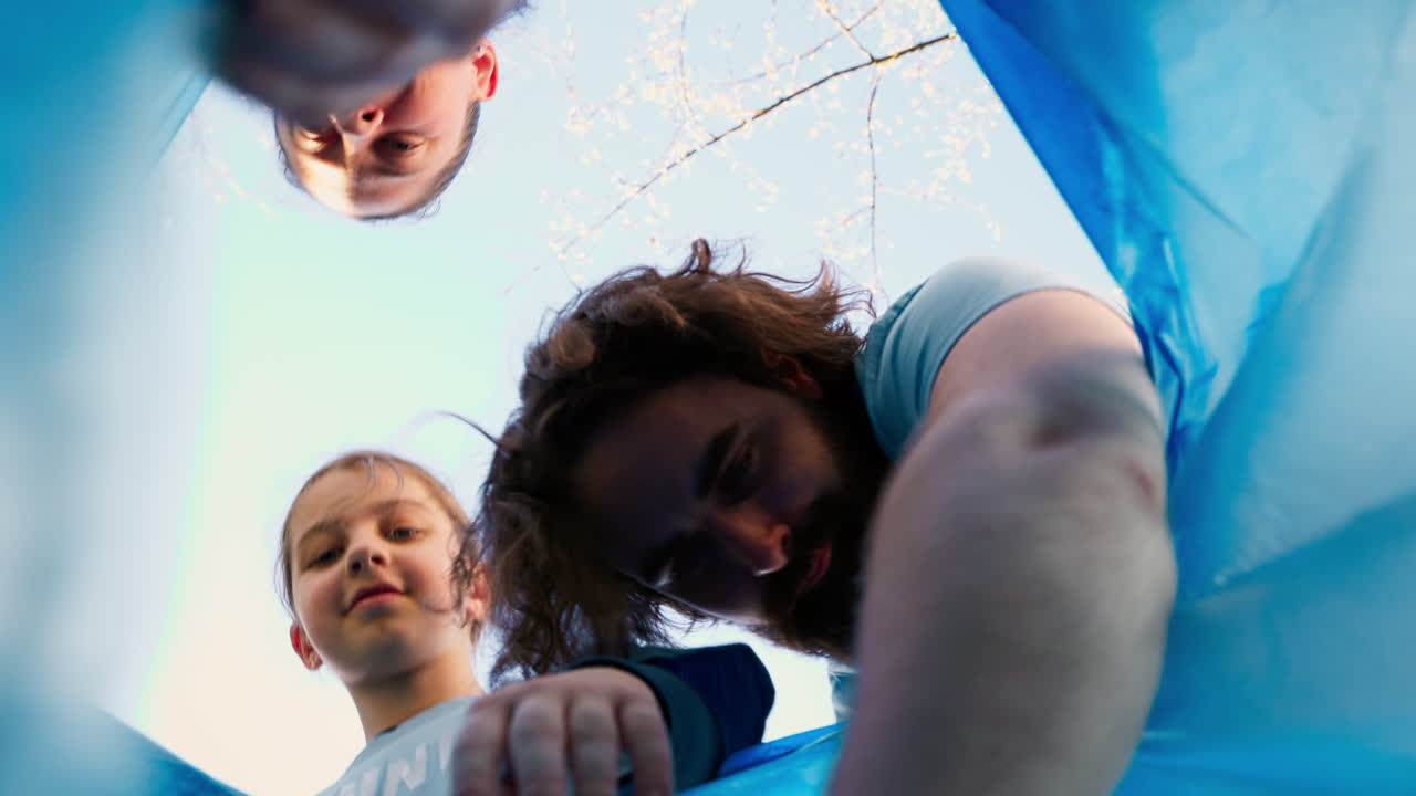 환경운동가들이 쓰레기 봉투에 쓰레기와 플라스틱 쓰레기를 모으고 있습니다.