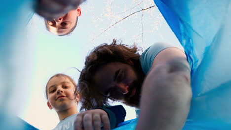 pov de activistas ambientales recogiendo basura y basura plástica en bolsas de basura
