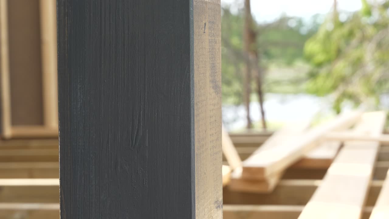 pintor pintando casa gris con un pincel, tiro cercano en cámara lenta