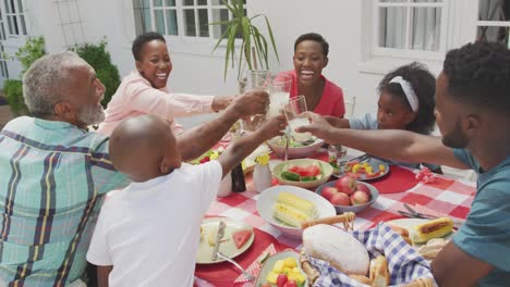 Glückliche-Familie,-Die-Zusammen-Am-Tisch-Isst