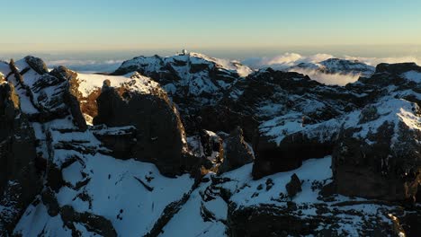 Incline-Hacia-Arriba-El-Disparo-De-Un-Dron-Volando-A-Través-De-Los-Picos-De-Una-Montaña-En-Madeira