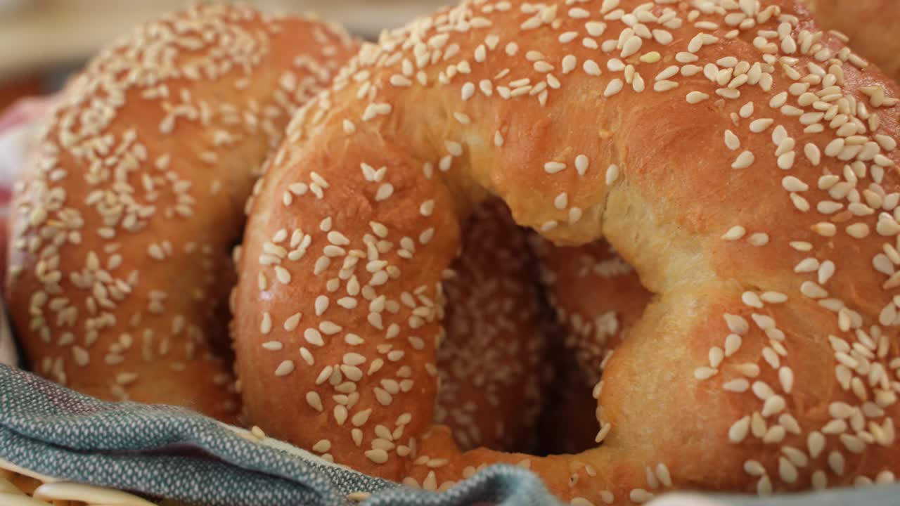 primer plano de bagels frescos con semillas de sésamo, deslice hacia la derecha