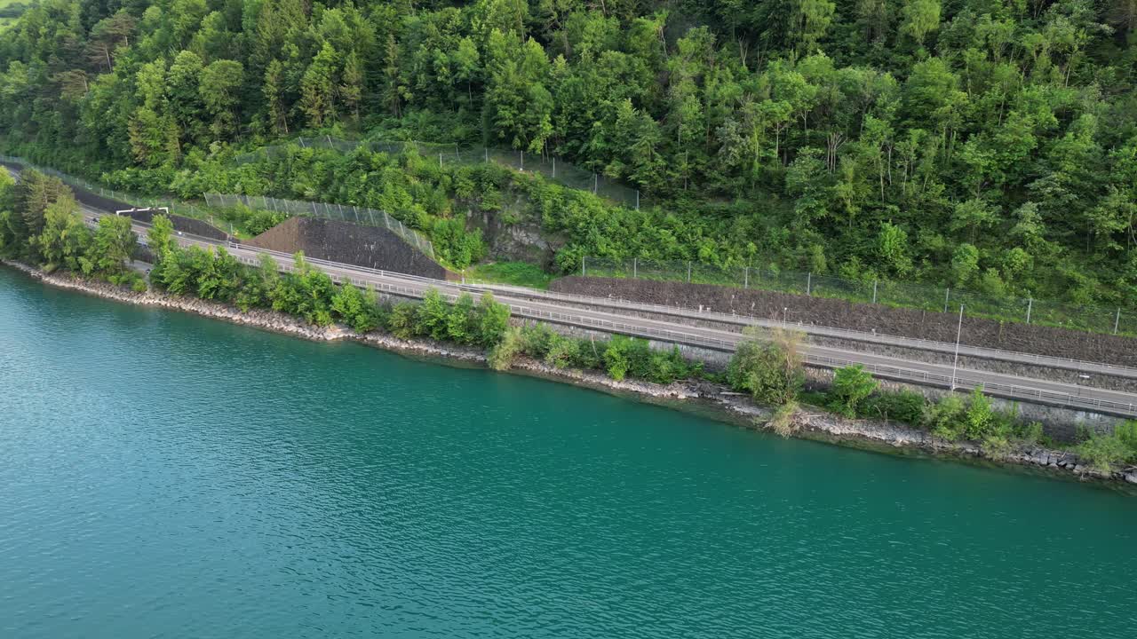 스위스 월렌시 호수 근처의 아름다운 해안 도로 드라이브