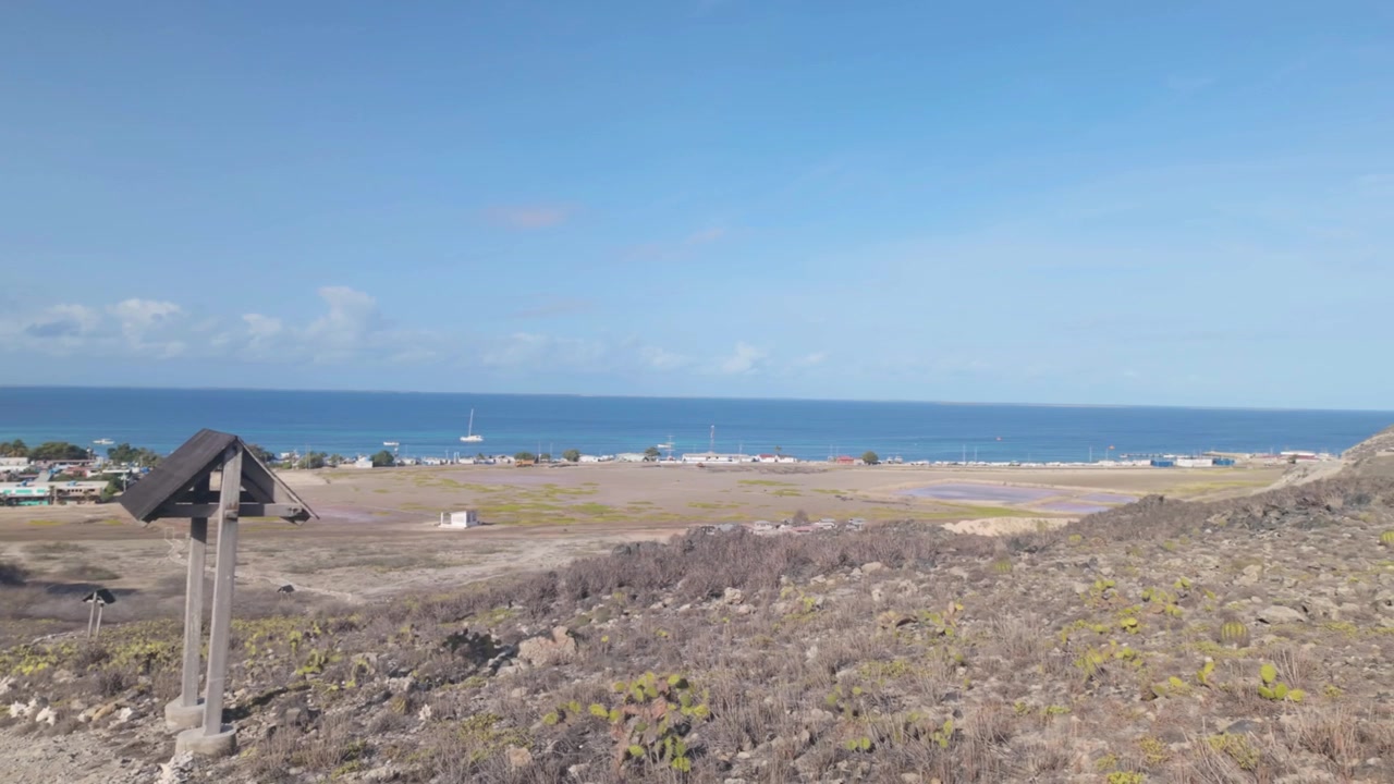 Vista panorámica de la isla Gran Roque y la costa caribeña en Los Roques, Venezuela.