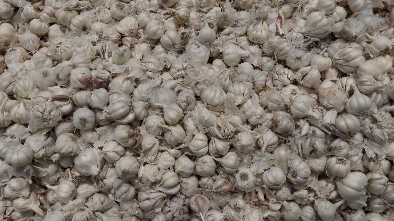 Pazarda sarımsak satılıyor.
