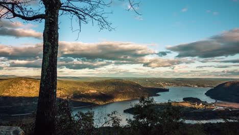 lapso de tiempo del río hudson en la cima de la montaña del oso en otoño al atardecer