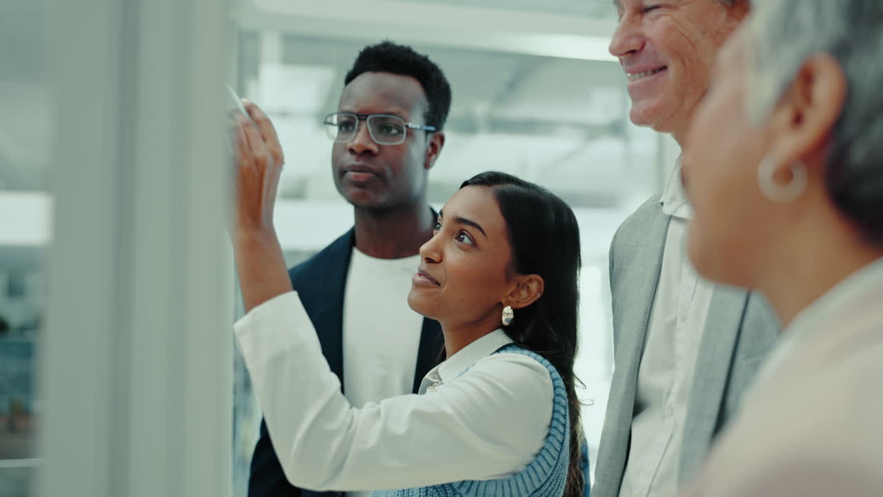 escritura, trabajo en equipo y personas de negocios con pegajoso