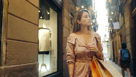 Mujer-Feliz-Haciendo-Compras-En-La-Ciudad