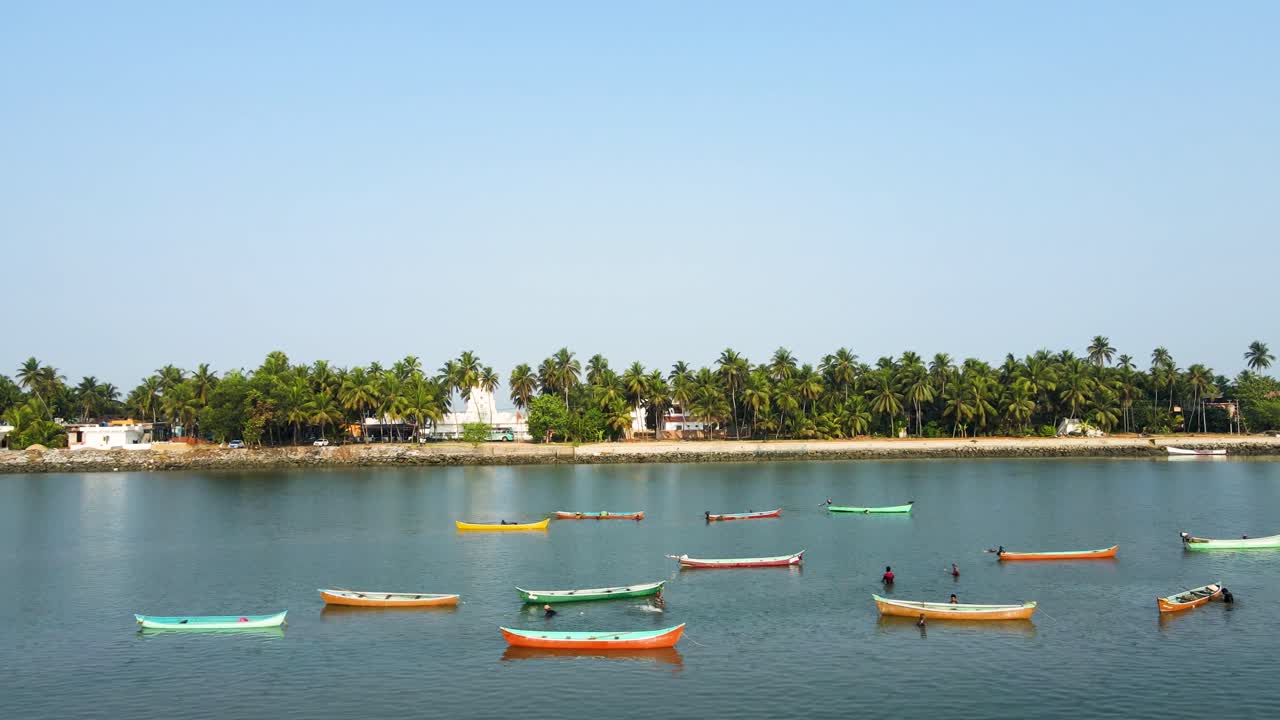 우두피 의 코코 나무 로 둘러싸인 마을 들 이 있는 섬 오아시스 의 드론 사진