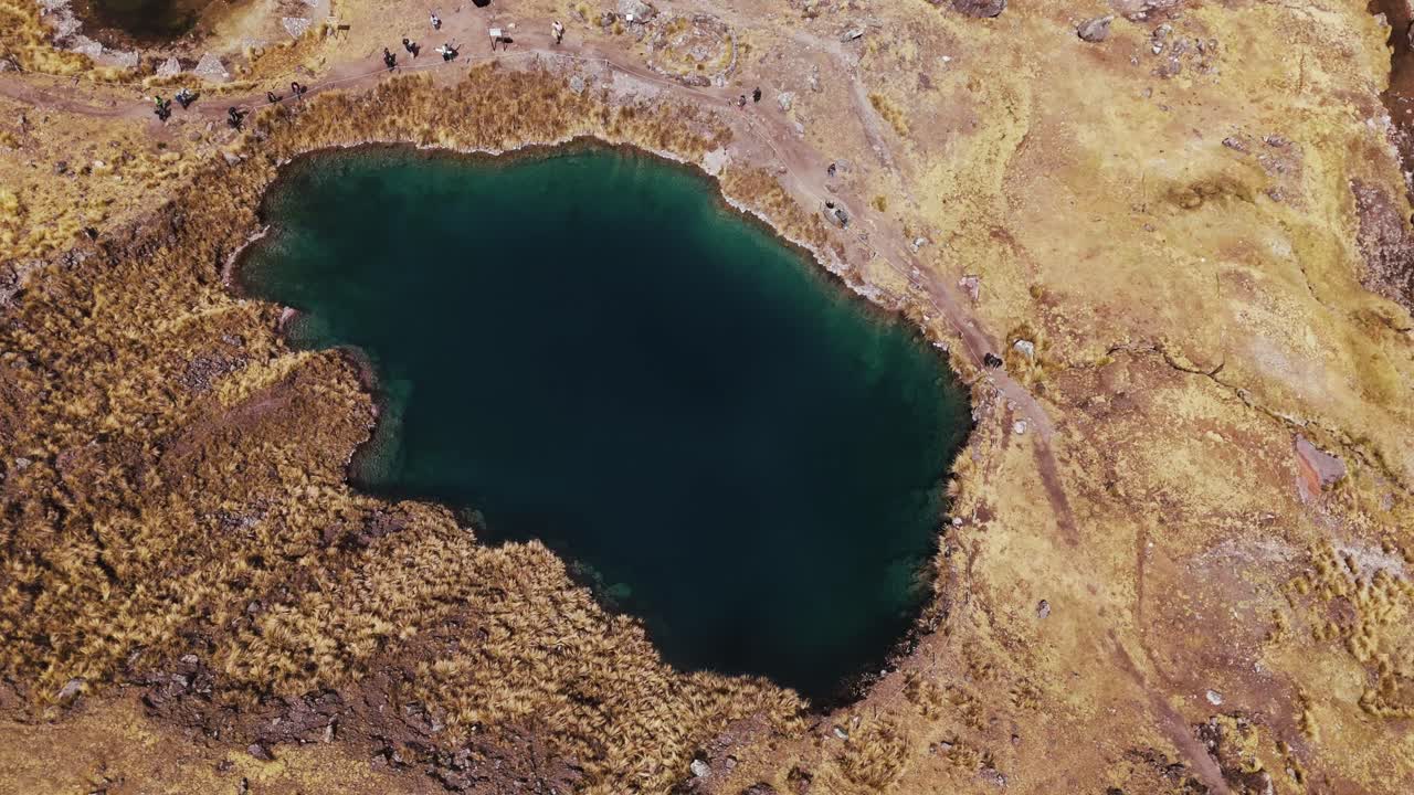 페루의 쿠스코에 있는 아우산가테의 7개의 호수 중 하나를 공중에서 볼 수 있으며, 주변의 산과 함께 높은 각도에서 볼 수 있습니다.