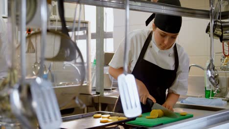 Female-chef-working-in-kitchen-4k