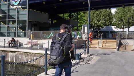 Kaukasischer-Männlicher-Videofilmer-Auf-Dem-Weg-Zum-Filmen-In-Der-Stadt