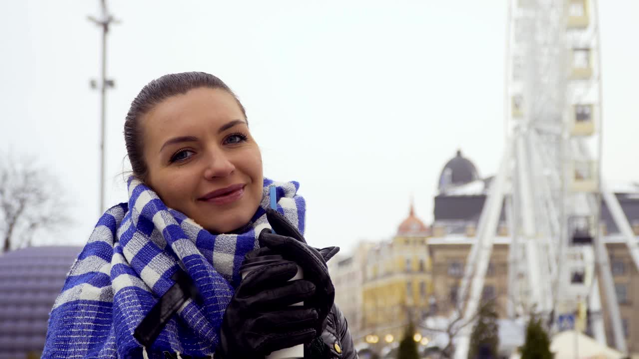 페리스  배경에서 손에 커피 컵을 가진 아름다운 소녀