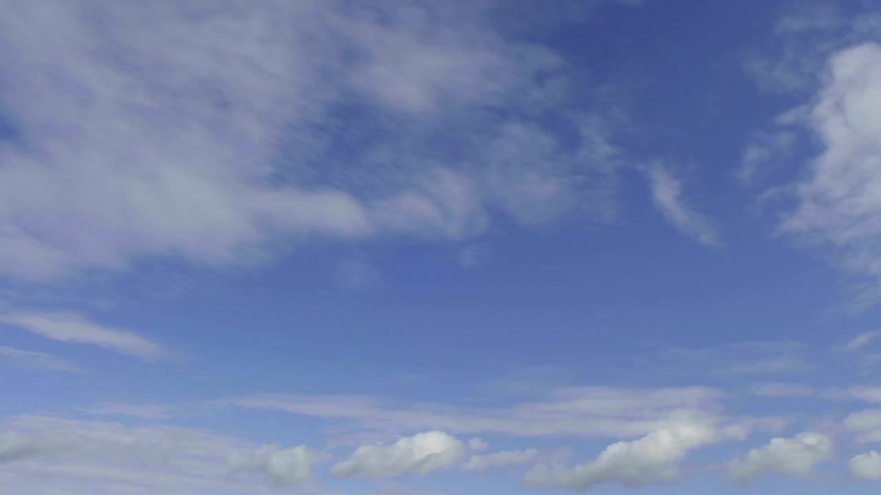 lapso de tiempo de las nubes contra el cielo azul alejándose