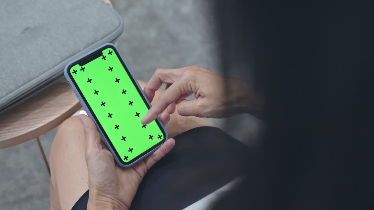 teléfono inteligente con llave de croma disparada por encima del hombro