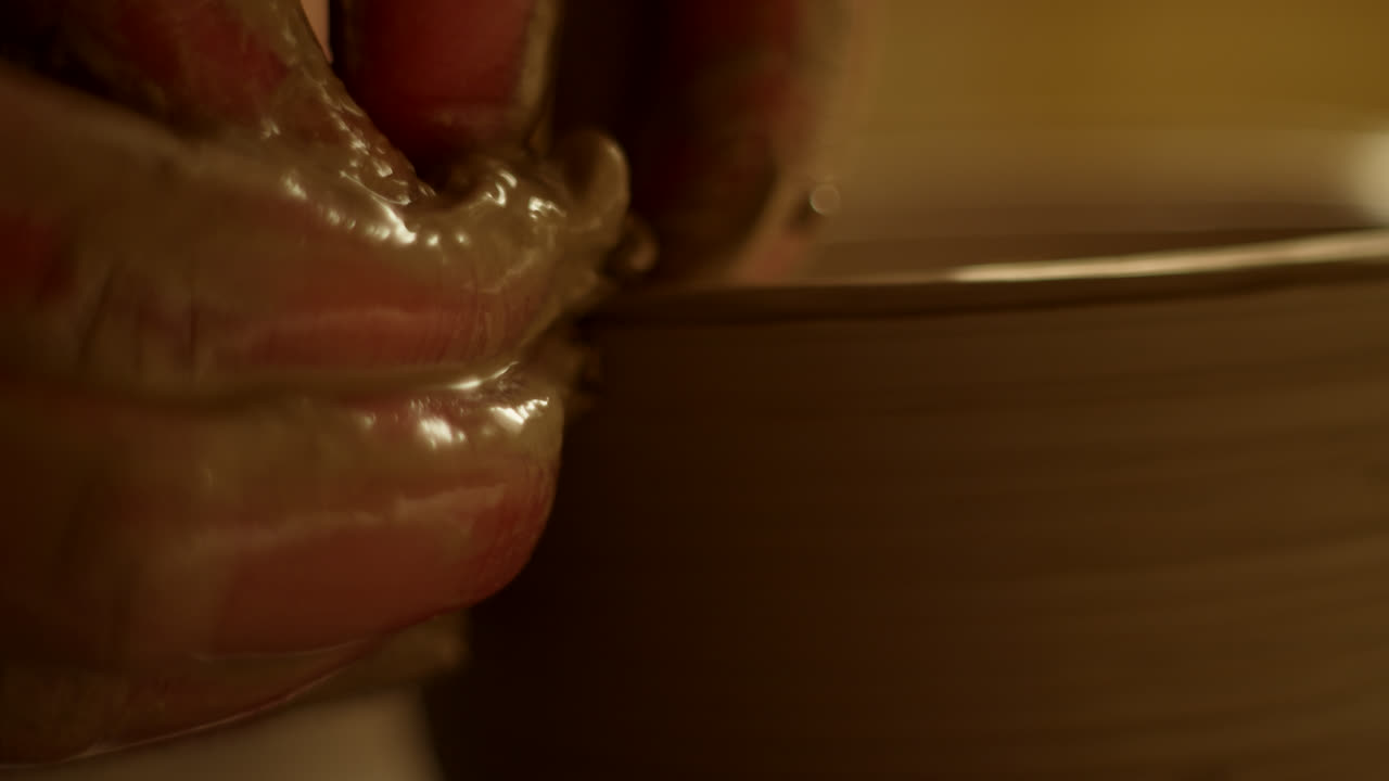 도자기 바 에 점토 를 형성 하는 손 의 클로즈업