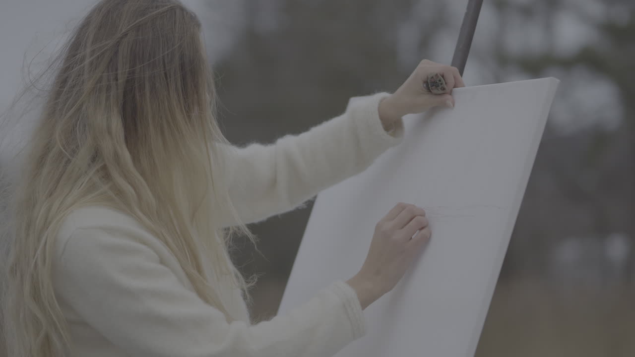 женщина рисует на открытом воздухе