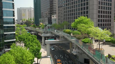 Estación-De-Seúl-Proyecto-Seoullo-7017-Convertir-Una-Autopista-En-Una-Pasarela-Peatonal-En-Seúl,-Corea-Del-Sur
