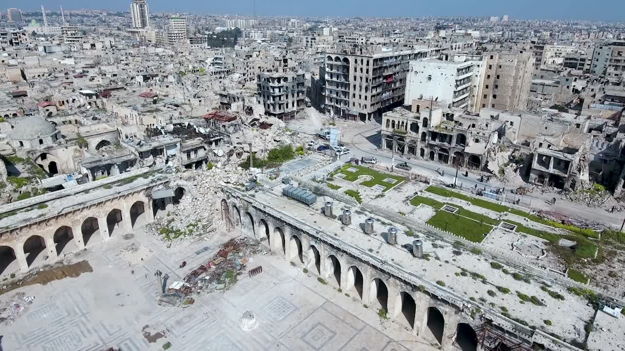 알레포에서 파란 하늘 아래 파괴된 무슬림 모스크 위의 공중 풍경 - 시리아 내전 후 알레포 시의 건물들이 파괴되었습니다.