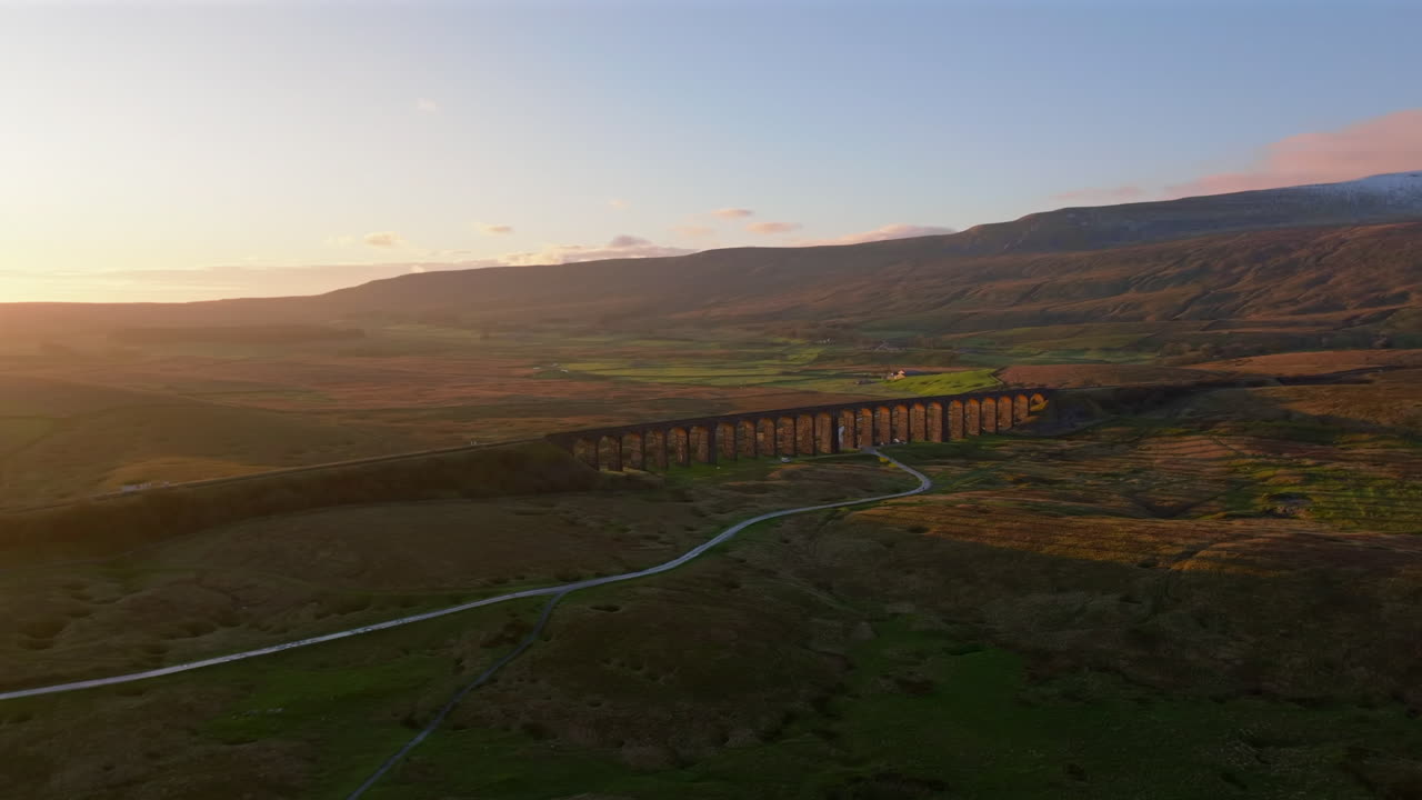 요크셔 데일즈 (yorkshire dales) 에서 황금 시간 해가 지는 리블헤드 다이아 (ribblehead viaduct) 의 고도 구축 항공기 드론