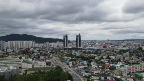 amplia vista aérea del horizonte de la ciudad de daejeon y los rascacielos en corea del sur