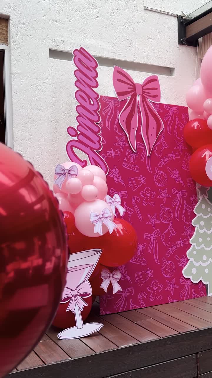 Pembe balonlar ve duvar dekoru ile doğum günü süslemeleri