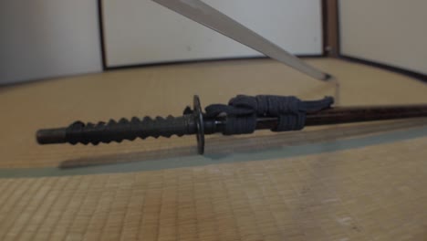 las espadas de los samuráis son dibujadas en el tatami