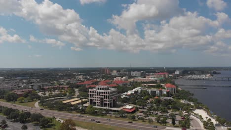antena del soleado centro de bradenton, florida y el río manatí, la puerta de entrada al golfo de méxico
