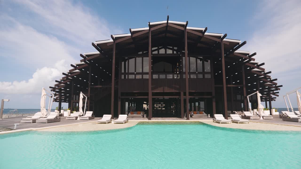 Berrak Bir Yaz Gününde Yüzme Havuzlu Kudadoo Maldivler Özel Adası Lüks Otel Binası