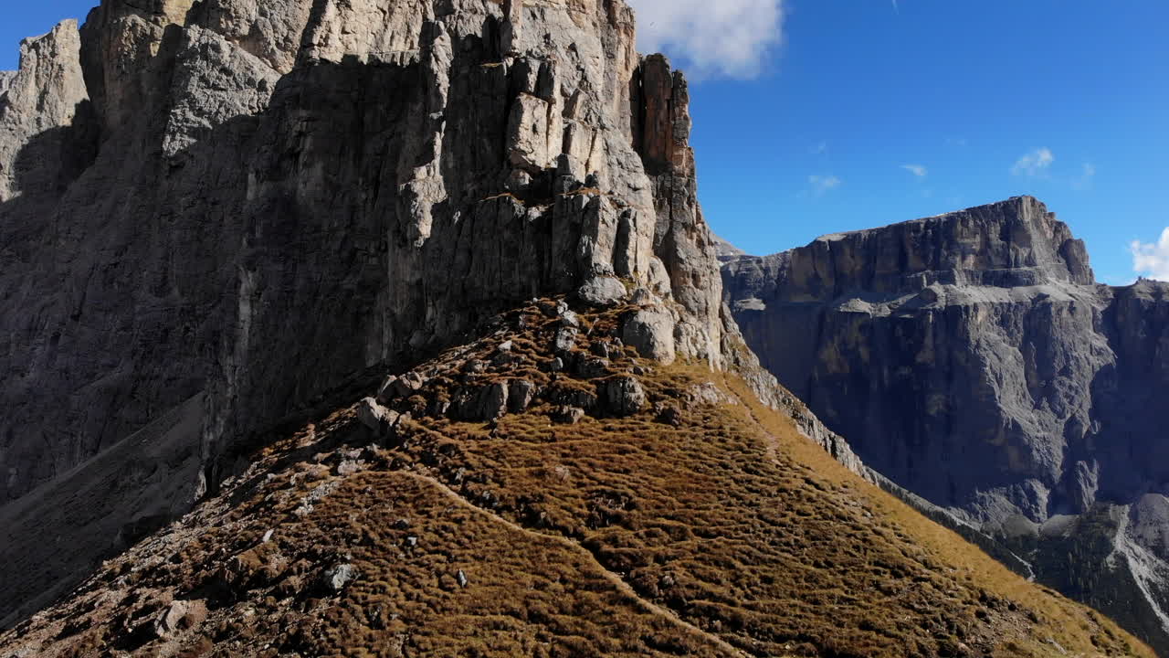 drone volando hacia la cara de la montaña dolomita en italia