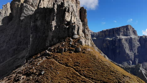 Drohne,-Die-Das-Gesicht-Des-Dolomitbergs-In-Italien-Hinauffliegt